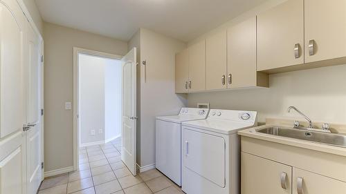 29-3800 Gallaghers Pinnacle Way, Kelowna, BC - Indoor Photo Showing Laundry Room