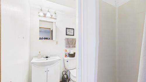 2320 5Th Street, Cranbrook, BC - Indoor Photo Showing Bathroom