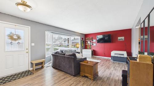 2320 5Th Street, Cranbrook, BC - Indoor Photo Showing Living Room