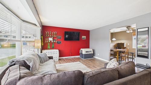 2320 5Th Street, Cranbrook, BC - Indoor Photo Showing Living Room