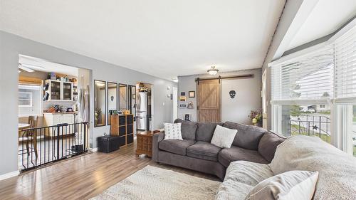2320 5Th Street, Cranbrook, BC - Indoor Photo Showing Living Room