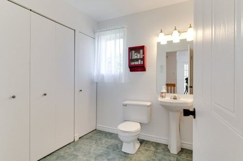 Powder room - 8546 Place Chartier, Laval (Saint-François), QC - Indoor Photo Showing Bathroom