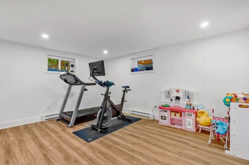 Salle de jeux - 133 Av. Madsen, Beaconsfield, QC - Indoor Photo Showing Gym Room