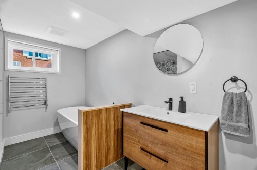 Salle de bains - 133 Av. Madsen, Beaconsfield, QC - Indoor Photo Showing Bathroom