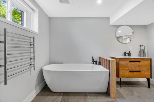 Salle de bains - 133 Av. Madsen, Beaconsfield, QC - Indoor Photo Showing Bathroom