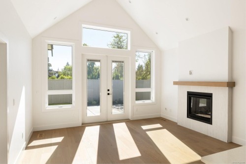 10011 Chicory Pl, Sidney, BC - Indoor With Fireplace