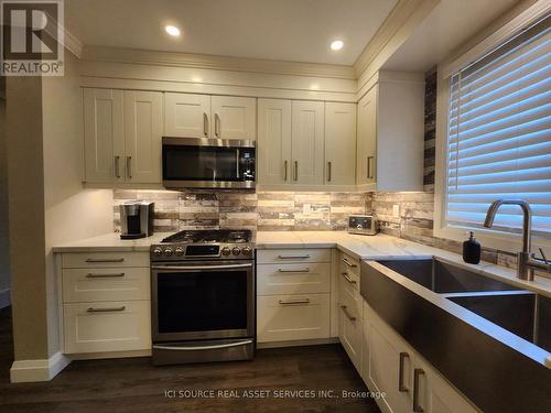 699 Castleguard Crescent, Burlington, ON - Indoor Photo Showing Kitchen With Double Sink With Upgraded Kitchen