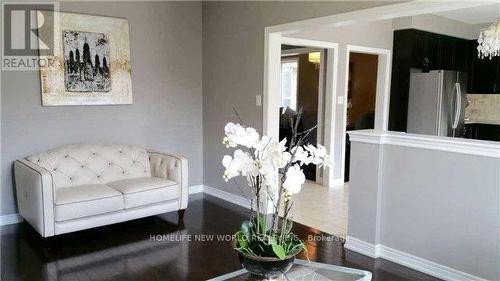 20 Pineforest Place, Markham, ON - Indoor Photo Showing Living Room