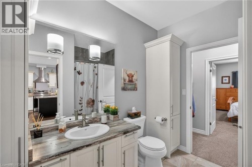 36 Banks Street, Brantford, ON - Indoor Photo Showing Bathroom