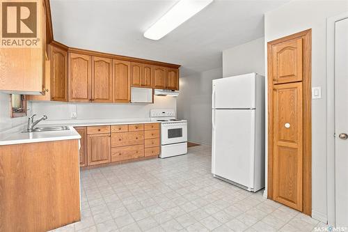 2409 York Avenue, Saskatoon, SK - Indoor Photo Showing Kitchen