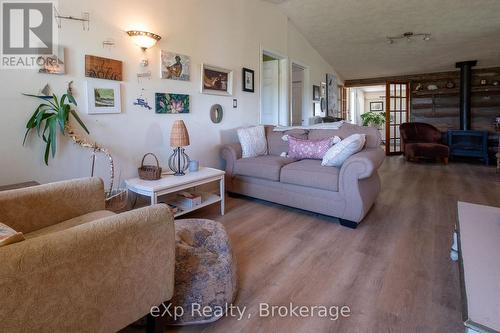 742649 Sideroad 4B, Chatsworth, ON - Indoor Photo Showing Living Room