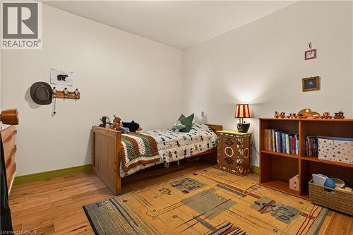 22 Spring Street, Hamilton, ON - Indoor Photo Showing Bedroom