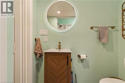 22 Spring Street, Hamilton, ON - Indoor Photo Showing Bathroom