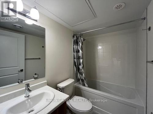 20 - 10 Liben Way, Toronto, ON - Indoor Photo Showing Bathroom