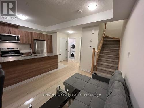 20 - 10 Liben Way, Toronto, ON - Indoor Photo Showing Kitchen