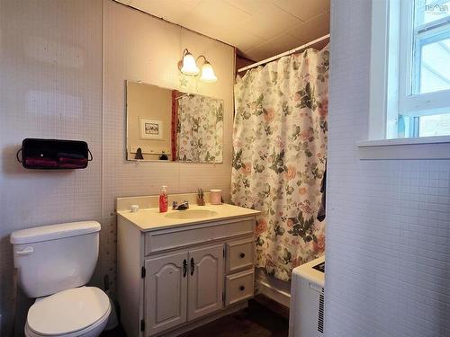 2152 Highway 3, Barrington, NS - Indoor Photo Showing Bathroom