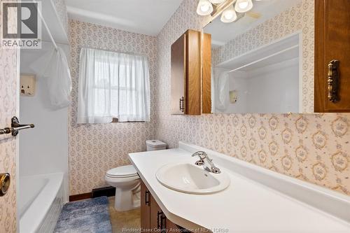12 Gladstone, Leamington, ON - Indoor Photo Showing Bathroom