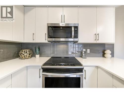3090 Burtch Road Unit# 201, Kelowna, BC - Indoor Photo Showing Kitchen With Double Sink With Upgraded Kitchen