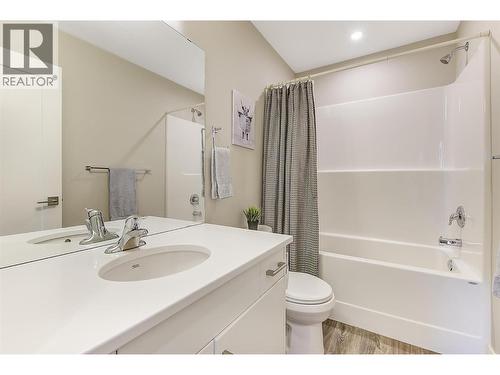 Main bath located across the hall from bdrm #2 - equipped with tub/shower combo. - 3090 Burtch Road Unit# 201, Kelowna, BC - Indoor Photo Showing Bedroom