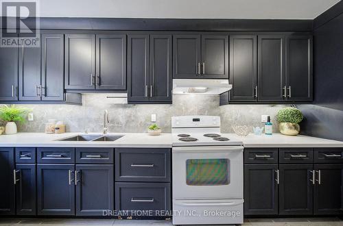1323 Shamir Crescent, Mississauga, ON - Indoor Photo Showing Kitchen