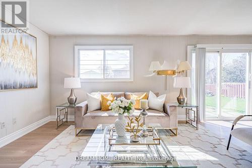 1323 Shamir Crescent, Mississauga, ON - Indoor Photo Showing Living Room