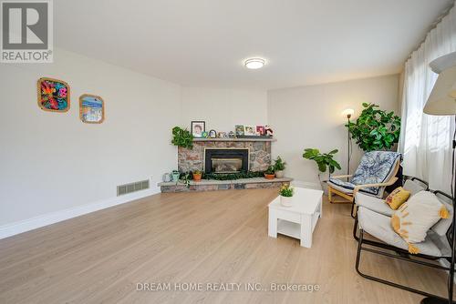 1323 Shamir Crescent, Mississauga, ON - Indoor Photo Showing Living Room With Fireplace