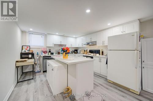 1323 Shamir Crescent, Mississauga, ON - Indoor Photo Showing Kitchen