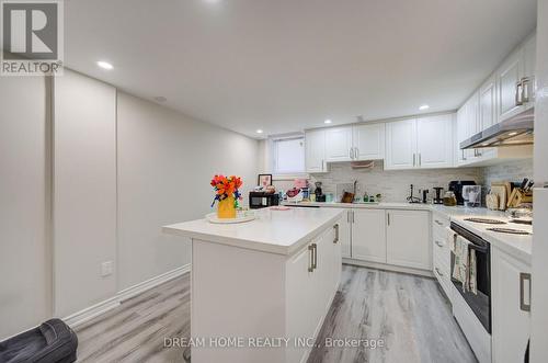 1323 Shamir Crescent, Mississauga, ON - Indoor Photo Showing Kitchen