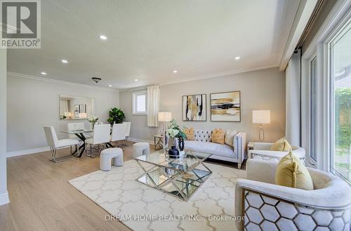 1323 Shamir Crescent, Mississauga, ON - Indoor Photo Showing Living Room