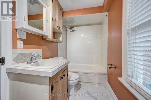 2174 New Street, Burlington, ON - Indoor Photo Showing Bathroom