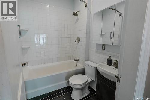 903 10Th Street E, Saskatoon, SK - Indoor Photo Showing Bathroom