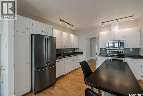 903 10Th Street E, Saskatoon, SK - Indoor Photo Showing Kitchen With Double Sink