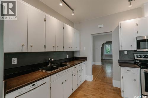 903 10Th Street E, Saskatoon, SK - Indoor Photo Showing Kitchen With Double Sink