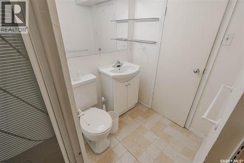 903 10Th Street E, Saskatoon, SK - Indoor Photo Showing Bathroom