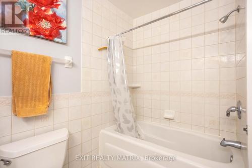 2064 St Laurent Boulevard, Ottawa, ON - Indoor Photo Showing Bathroom
