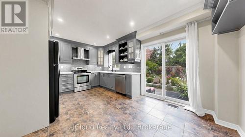 5661 Volpe Avenue, Mississauga, ON - Indoor Photo Showing Kitchen With Upgraded Kitchen