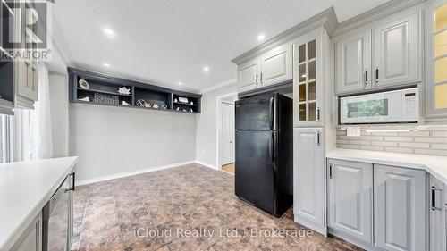 5661 Volpe Avenue, Mississauga, ON - Indoor Photo Showing Kitchen
