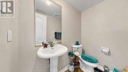 5661 Volpe Avenue, Mississauga, ON - Indoor Photo Showing Bathroom