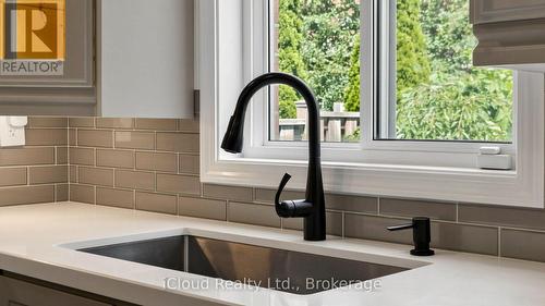 5661 Volpe Avenue, Mississauga, ON - Indoor Photo Showing Kitchen