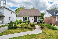 7 PUTNEY Road  Toronto, ON M8W 2K6