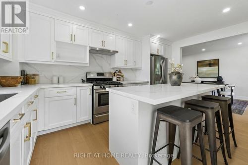 16 Ian Fleming Crescent, Whitby, ON - Indoor Photo Showing Kitchen With Upgraded Kitchen