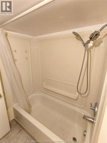 3046 Alexander Unit# Main, Windsor, ON - Indoor Photo Showing Bathroom