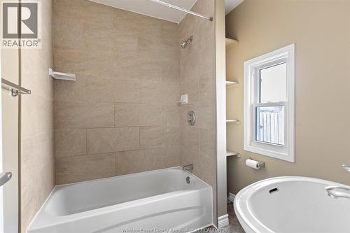 1589 Drouillard, Windsor, ON - Indoor Photo Showing Bathroom
