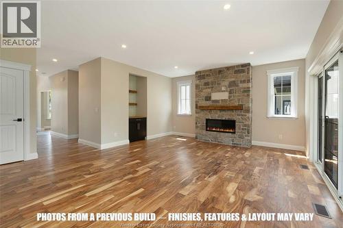 120 Bloomington Way, Chatham, ON - Indoor Photo Showing Living Room With Fireplace