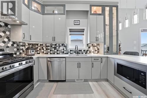 411 Schmeiser Bend, Saskatoon, SK - Indoor Photo Showing Kitchen With Double Sink With Upgraded Kitchen