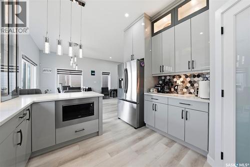 411 Schmeiser Bend, Saskatoon, SK - Indoor Photo Showing Kitchen With Upgraded Kitchen