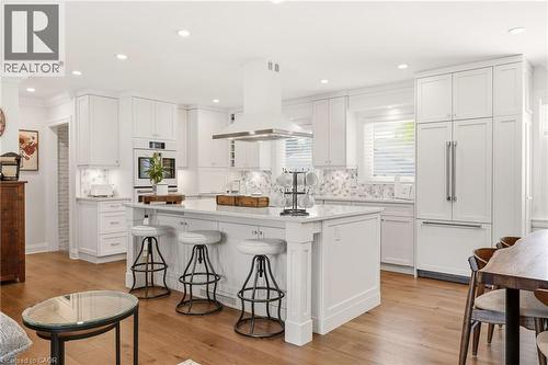 2113 Courtland Drive, Burlington, ON - Indoor Photo Showing Kitchen With Upgraded Kitchen