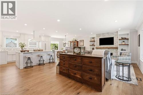 2113 Courtland Drive, Burlington, ON - Indoor Photo Showing Kitchen With Upgraded Kitchen