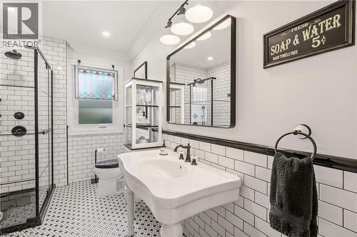 2113 Courtland Drive, Burlington, ON - Indoor Photo Showing Bathroom