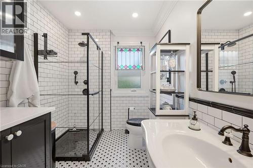 2113 Courtland Drive, Burlington, ON - Indoor Photo Showing Bathroom